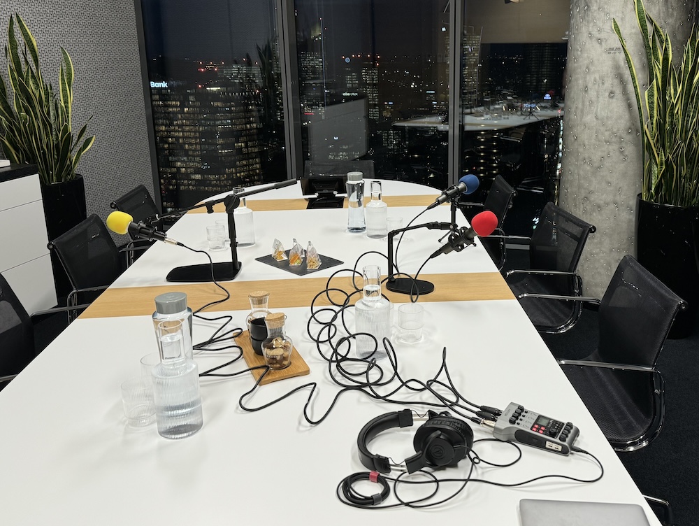 Sala konferencyjna klienta, gotowa do nagrania podcastu